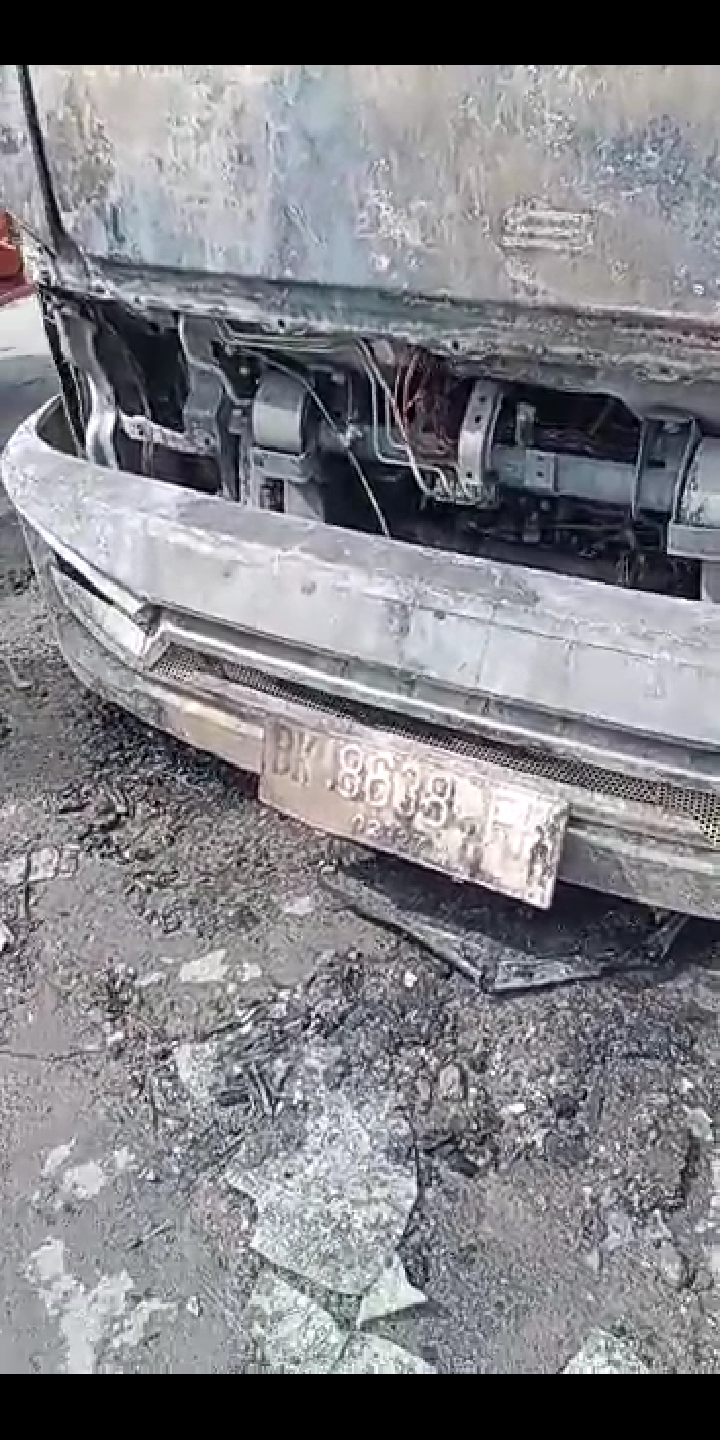 Satu Unit Mobil Truk Terbakar di Jalan Lintas Siantar-Saribudolok