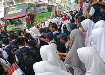 Pelajar Dan Masyarakat Tumpah Ruah Sambut Kunjungan Presiden Jokowi Di Kota Tebing Tinggi.