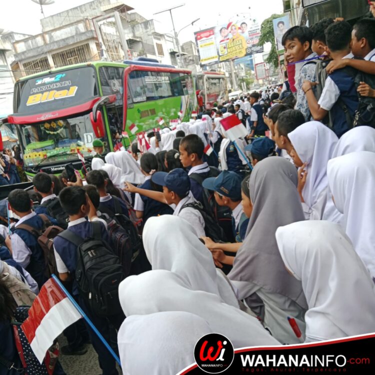 Pelajar Dan Masyarakat Tumpah Ruah Sambut Kunjungan Presiden Jokowi Di Kota Tebing Tinggi.