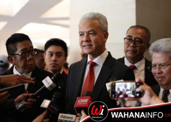 Naik Bus, Ganjar-Mahfud Hadiri Sidang Perdana Sengketa Pilpres di MK