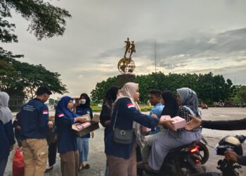 Forum Komunikasi Mahasiswa Pemerhati Padang Lawas Bersama HMI FT UNUMED dan HMJ PKK UNIMED Menggelar Aksi Berbagi Takjil